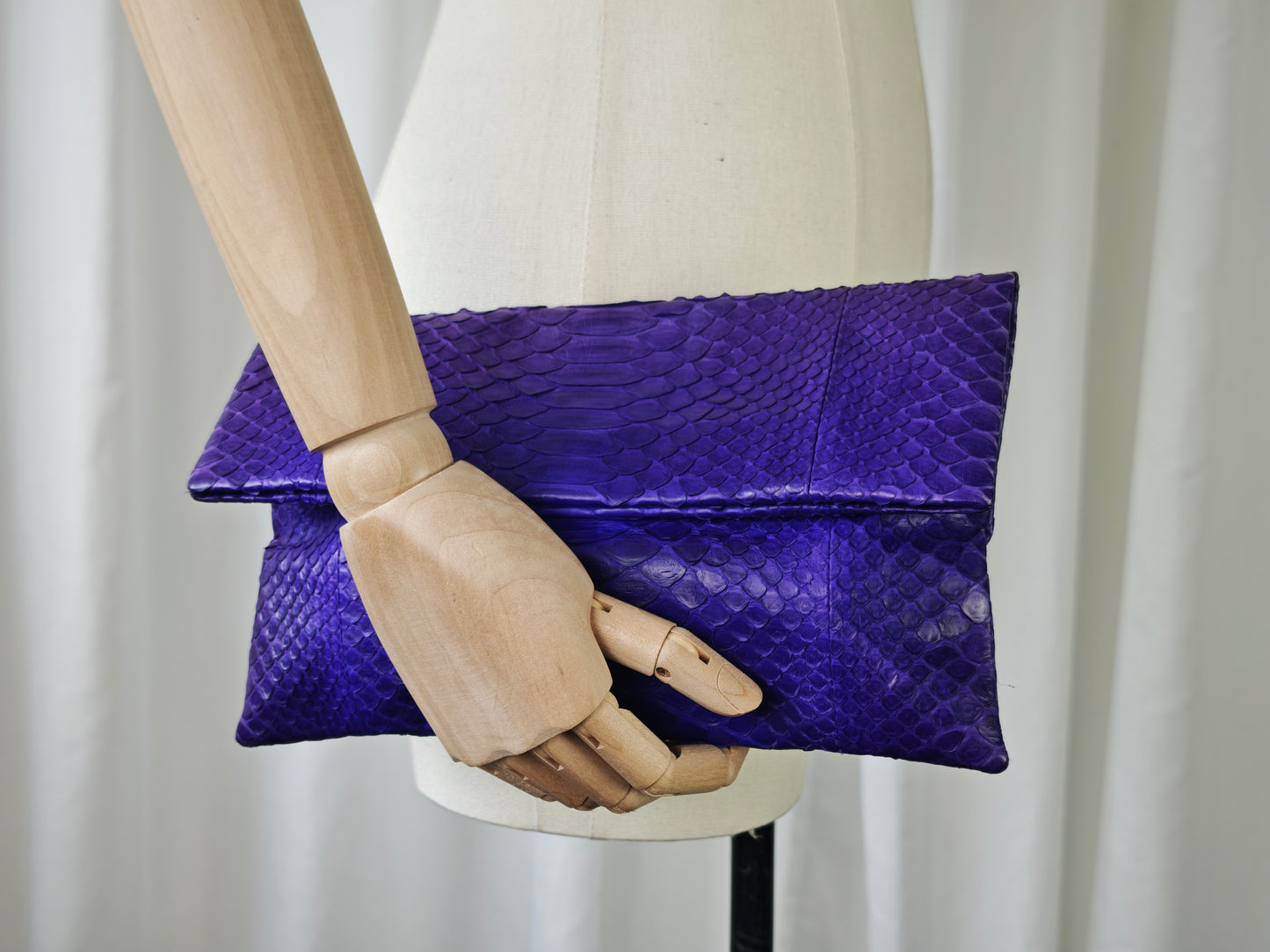 Purple snake clutch