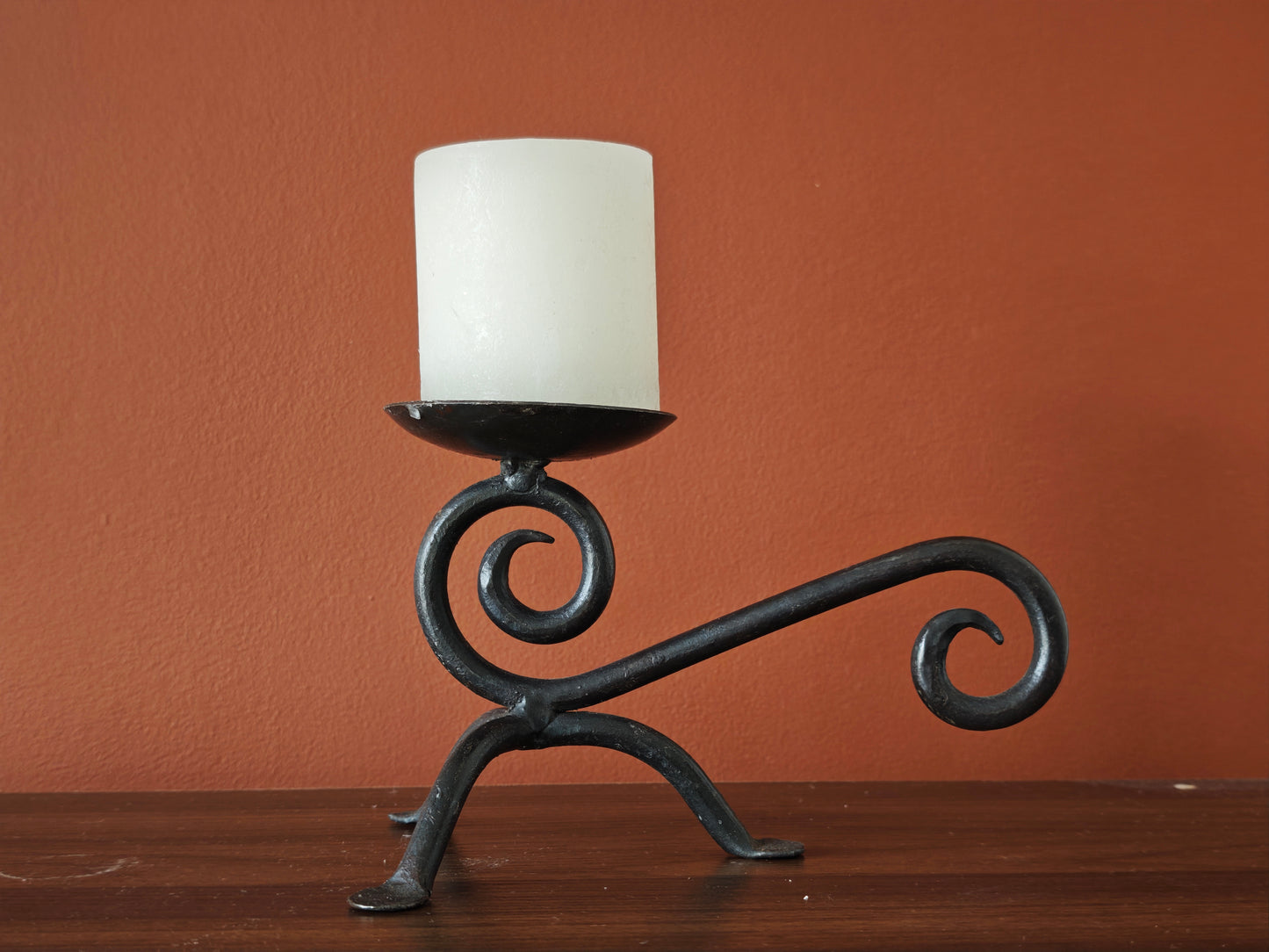 Set of 2 iron candle holders