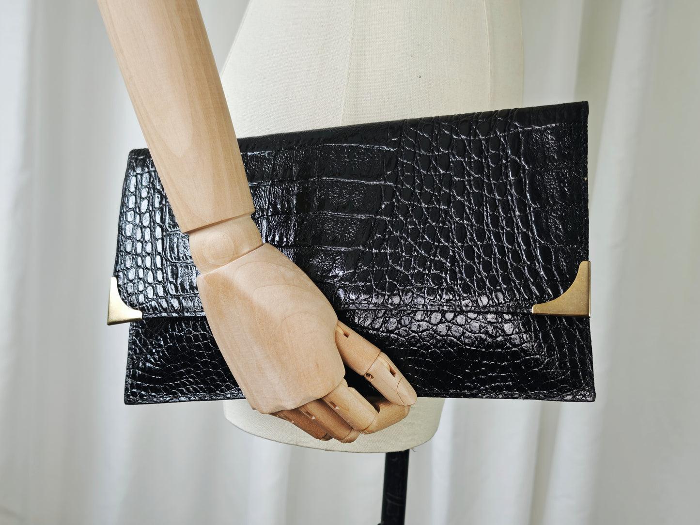 Crocodile envelop clutch