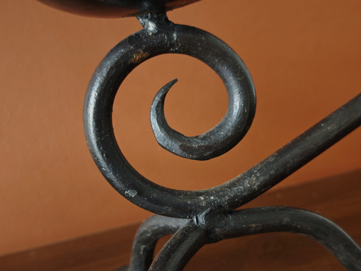 Set of 2 iron candle holders