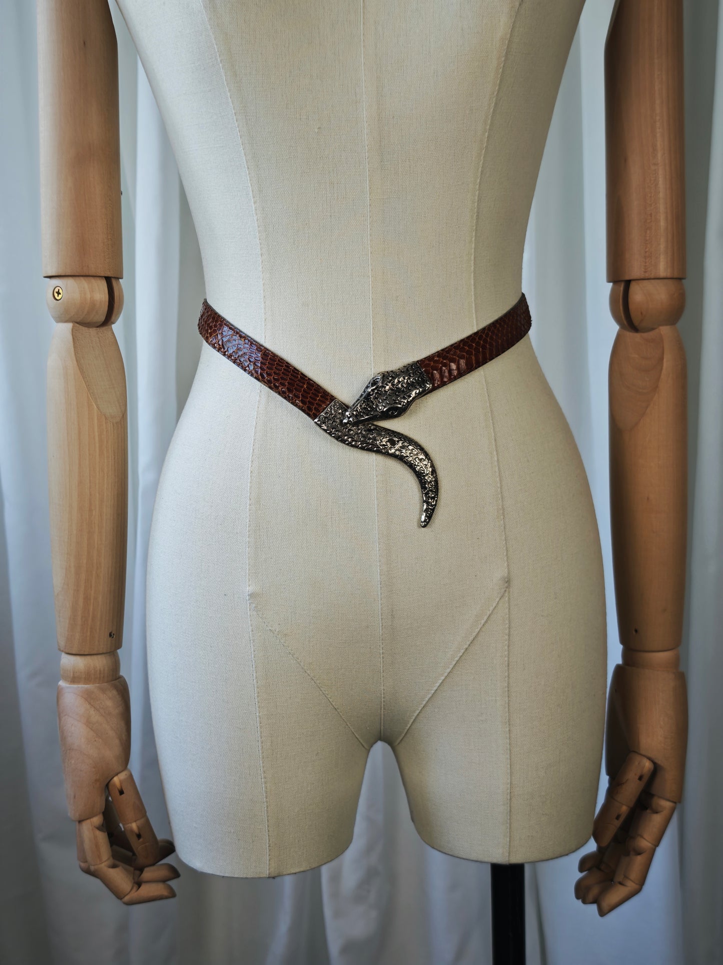 Belt with snake buckle